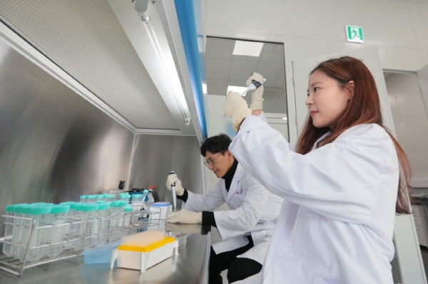 LG전자 식품과학연구소 연구원이 김치 맛을 좌우하는 유산균 양을 측정하고 있다. [사진 제공=LG전자]