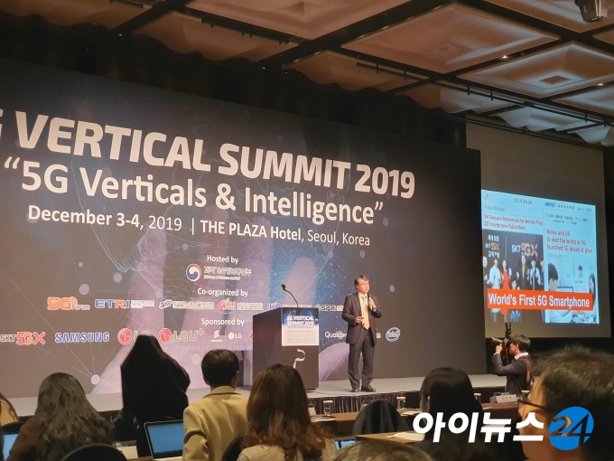 3일 오전 열린 '5G 버티컬 서밋 2019'에서 오노에 세이조 도코모 테크놀로지 사장이 한국의 세계 최초 5G 상용화 사례를 소개하고 있다.
