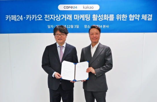 이재석 카페24 대표(왼쪽)와 신석철 카카오 비즈파트너부문 부사장이 3일 서울 신대방동 카페24 본사에서 '전자상거래 마케팅 활성화를 위한 업무협약'을 체결했다.  [사진=카페24]