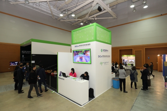'지스타 2019'에 설치된 대전공동관에 고객들이 전시 제품들을 살펴보고 있다.  [대전정보문화산업진흥원]