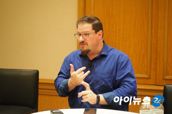 크리스티아노 아몬 퀄컴 사장이 4일(현지시간) 미국 마우이에서 한국기자들과 만나 한국과의 오랜 인연에 대해 강조했다