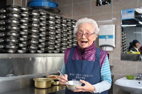 서울 영등포구 '토마스의 집'에서 33년째 무료급식 봉사활동을 하고 있는 정희일 할머니(95)  [사진=LG]