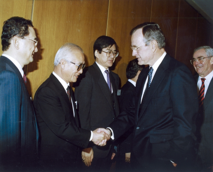 김우중 전 대우 회장과 조지 H W 부시 전 미국 대통령의 모습. [출처=대우세계경영연구회]