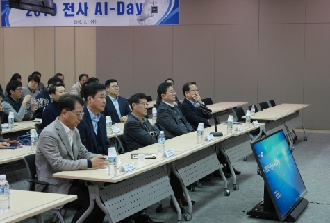 삼성전기 이윤태 사장(가운데)을 비롯한 주요 경영진이 AI 공정도입 주요 성과 발표를 듣고 있다.  [사진=삼성전기]