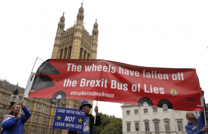 런던에서 브렉시트에 반대하는 운동가들이 시위하고 있다. 브렉시트는 유럽 수출에 지정학적 리스크로 작용하고 있다. [사진=AP/뉴시스]