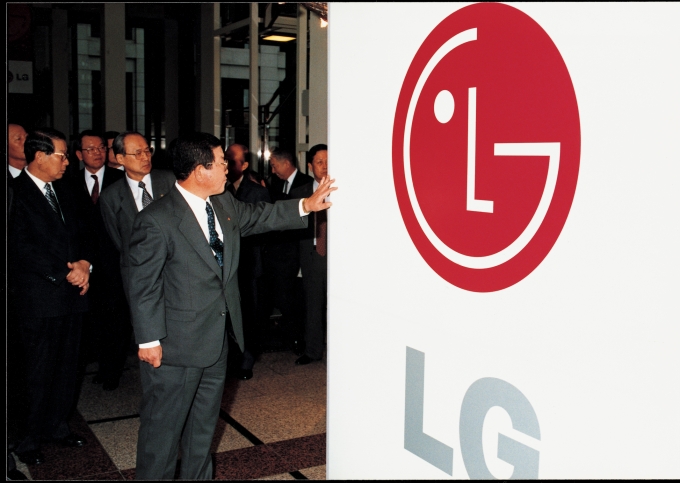 1995년 LG로 사명 변경 당시 로고를 바라보고 있는 구자경 LG 명예회장(당시 회장)의 모습. [출처=LG]