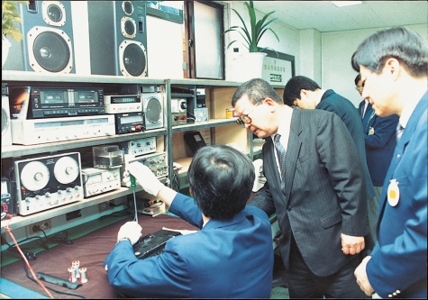 1990년 구자경 명예회장(가운데)이 금성사(현 LG전자) 고객서비스센터를 찾아 직원들의 애로사항을 듣고 격려하고 있다. [사진=LG그룹]