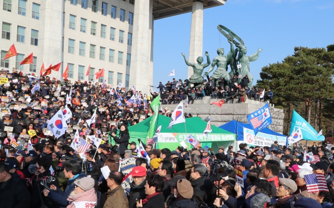 자유한국당·우리공화당 지지자들이 16일 국회 본청 앞을 점거했다. [뉴시스]