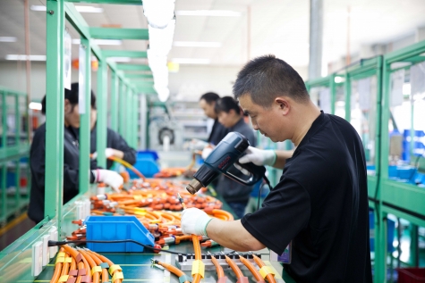 LS EV코리아 중국 사업장에서 전기차용 하네스를 조립하는 모습 [사진=LS전선]