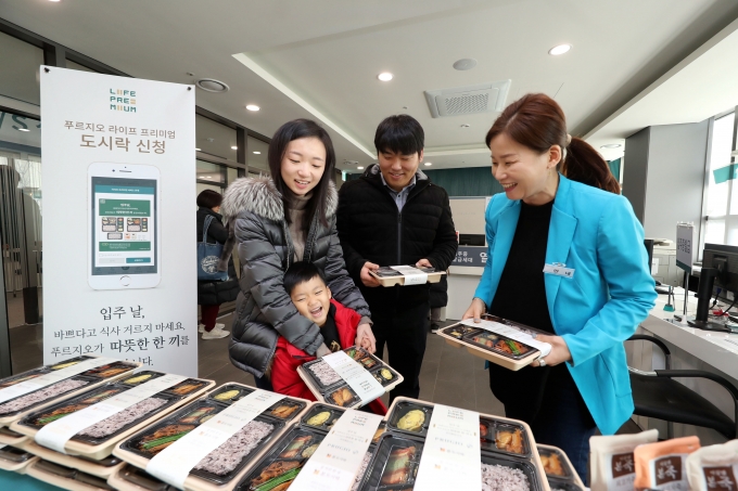 대우건설은 지난 2일부터 지축역 센트럴 푸르지오서 입주민들을 대상으로 바쁜 이삿날 입주 도시락 서비스를 실시하고 있다. [사진=대우건설]