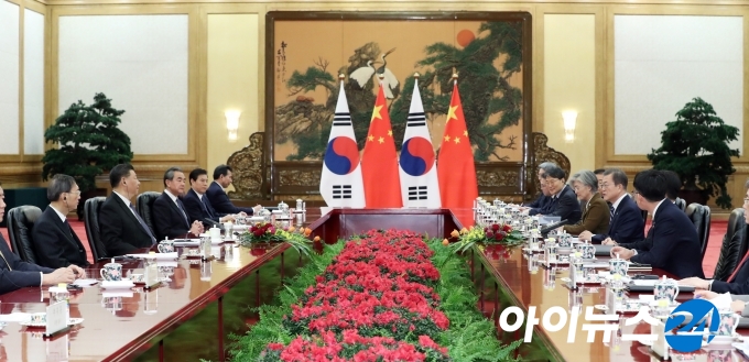 문재인 대통령과 시진핑 중국 국가주석이 23일 오전(현지시간) 베이징에서 정상회담을 가졌다.