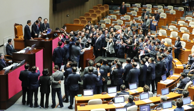 국회가 23일 오후 본회의를 열었지만 자유한국당의 반발 속 소란을 겪고 있다. [뉴시스]