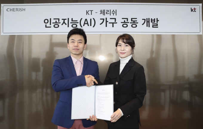 26일 서울시 종로구 KT 광화문 사옥에서 열린 협약식에서 KT AI사업단장 김채희 상무(우), 체리쉬 유경호 대표가 기념촬영을 하고 있다. [사진=KT]