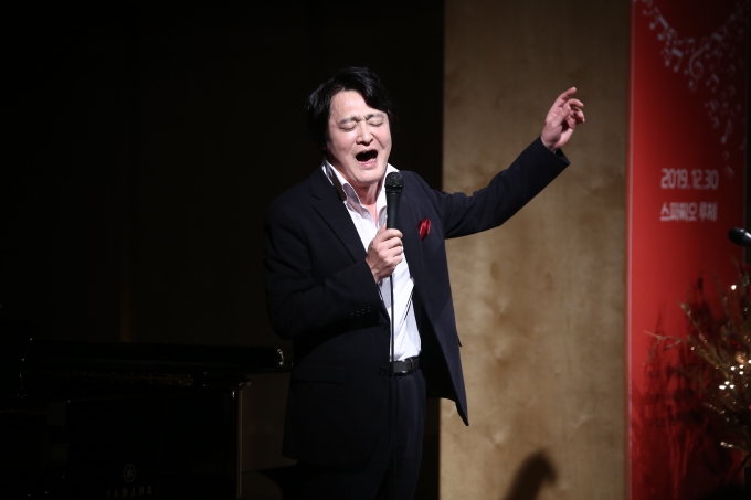 샹송가수 무슈고가  국제슬로푸드한국협회 송년음악회에서 노래를 부르고 있다.  [사진제공=스튜디오청아]