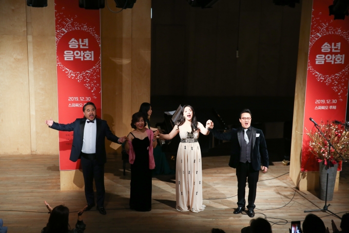 국제슬로푸드한국협회 송년음악회 출연자들이 앙코르송으로 '축배의 노래'를 부르고 있다. [사진제공=스튜디오청아]