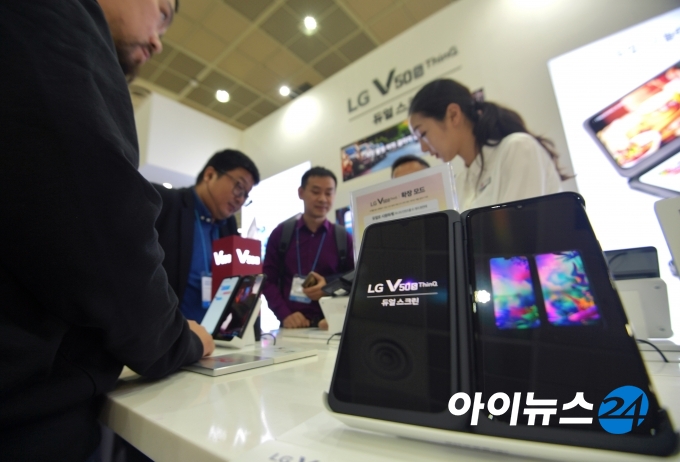 LG전자 듀얼스크린 5G 스마트폰 'V50s 씽큐' 