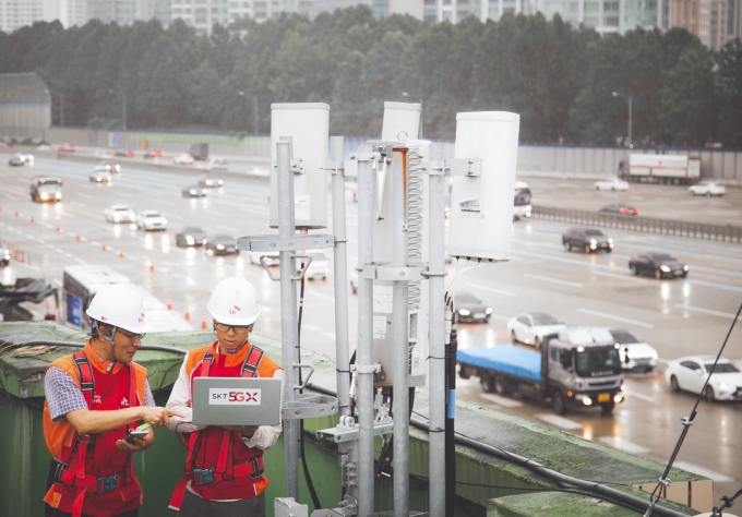 고속도로 주변에 통신사에서 운영하는 5G 기지국이 설치돼있다. [출처=SK텔레콤]