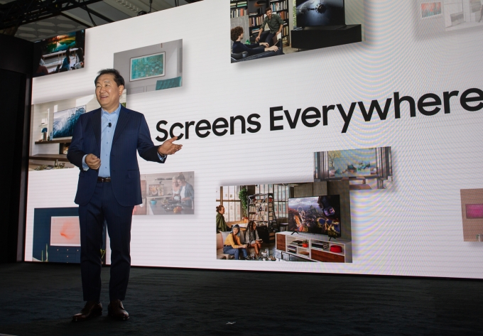 삼성전자 영상디스플레이 사업부장 한종희 사장이 삼성의 ‘스크린 에브리웨어(Screens Everywhere)’ 비전을 발표하고 있다. [출처=삼성전자]