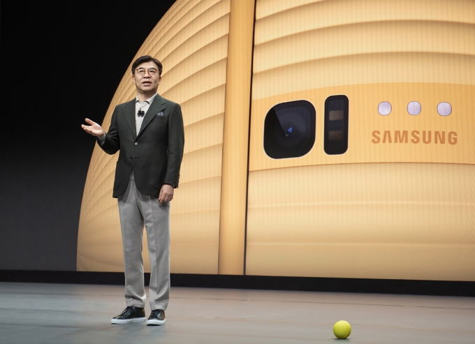 김현석 삼성전자 사장이 기조연설에서 삼성의 기술 비전 등에 대해 설명하고 있다. 오른쪽의 노란 공은 로봇 '볼리'. [출처=삼성전자]
