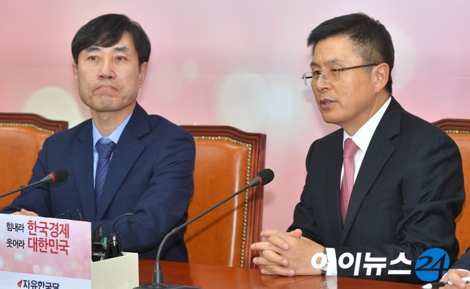 황교안 자유한국당 대표(오른쪽), 하태경 새로운보수당 책임대표(왼쪽)[사진=조성우 기자]