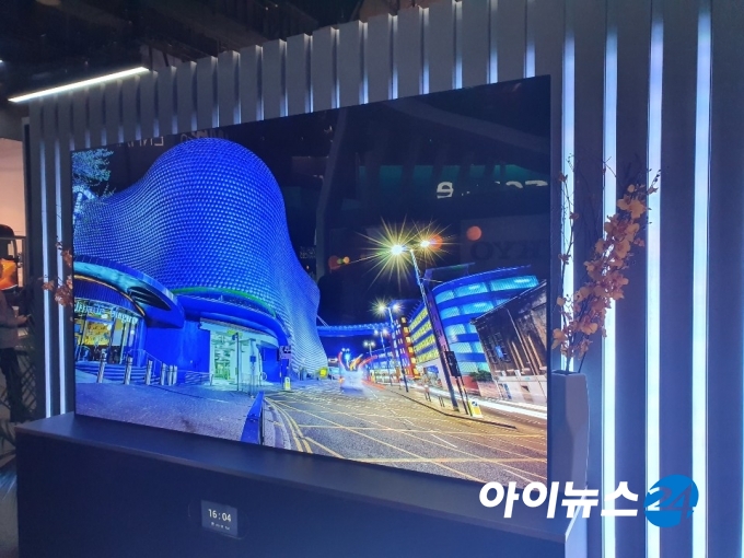 중국 콩카가 전시한 8K OLED TV의 모습.