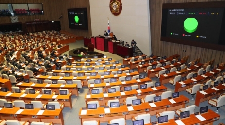 소상공인기본법안이 9일 서울 여의도 국회에서 열린 제374회 국회(임시회) 제2차 본회의에 상정되어 가결되고 있다.  [뉴시스]