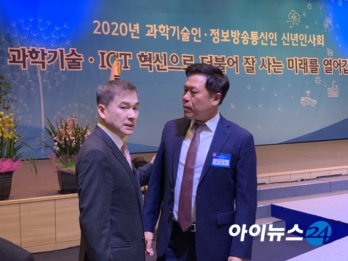 (왼쪽부터) 하현회 LG유플러스 부회장과 박정호 SK텔레콤 사장이 행사 후 환담을 나누고 있다