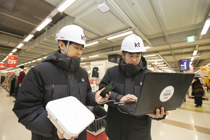 KT 직원들이 건물 내 5G 중계기를 통해 품질을 점검하고 있다. [출처=KT]