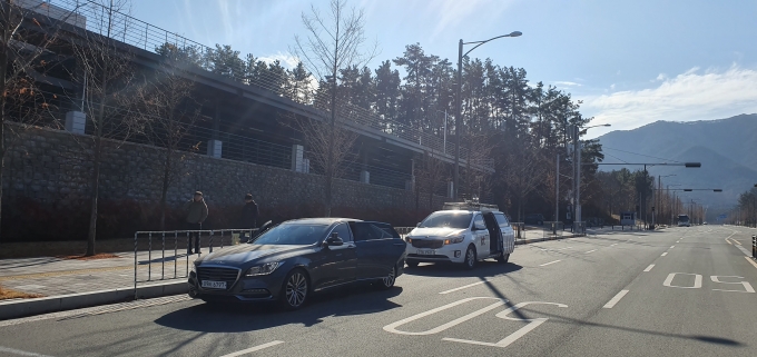 KT 연구원들이 대구시 알파시티 주변에 구축한 28GHz 기지국을 사용해 28GHz 단말을 탑재한 5G 자율주행자동차를 무선 연동 테스트중이다 [사진=KT]