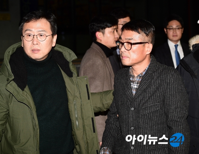 소속사 건음기획 손종민 대표와 경찰서 빠져나가는 김건모.