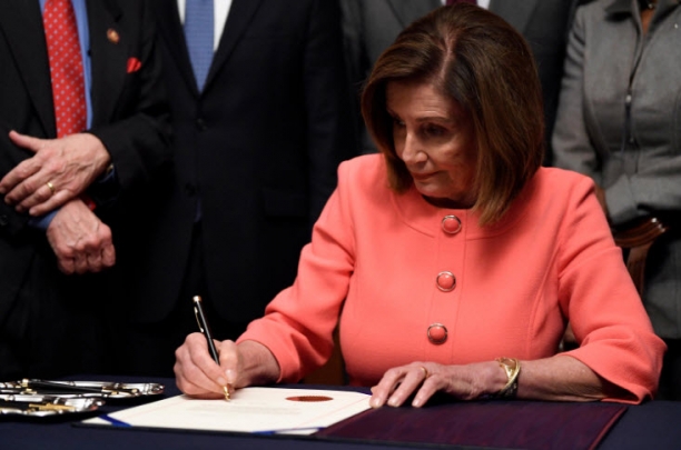 낸시 펠로시 미국 하원의장이 15일 트럼프 미국 대통령 탄핵소추안에 서명하고 있다. [CNN 캡처]