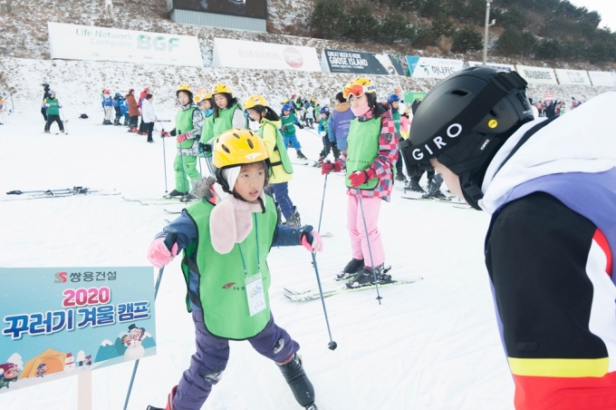지난 14~15일 양일간 꾸러기 겨울 캠프에 참가한 아이들이 강원도 평창 휘닉스파크에서 스키강습을 받고 있다. [사진=쌍용건설]