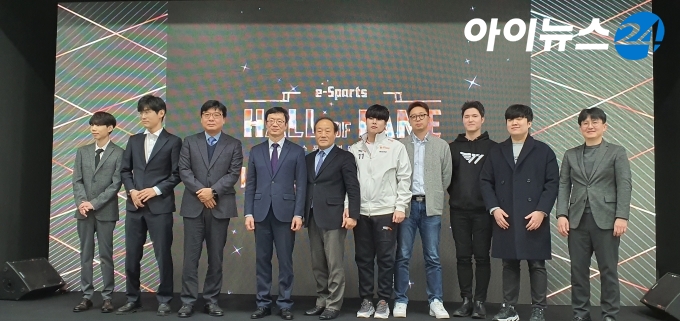 김현환 문체부 콘텐츠정책국장(왼쪽 4번째)과 김영만 한국e스포츠협회장(왼쪽 5번째)