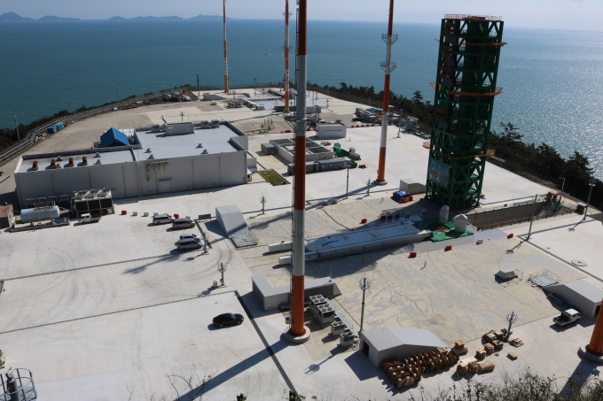 누리호를 발사할 나로우주센터 제2발사대가 건설중이다. 멀리 바다쪽에 세워진 제1발사대(나로호)와 달리 누리호 발사대는 엄빌리컬 타워(오른쪽 푸른색 구조물)가 세워져 있다. [항우연]