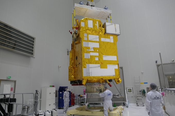 항우연 연구진들이 기아나 우주센터에서 천리안 위성 2B호의 상태를 점검하고 있다. [과기정통부 제공]