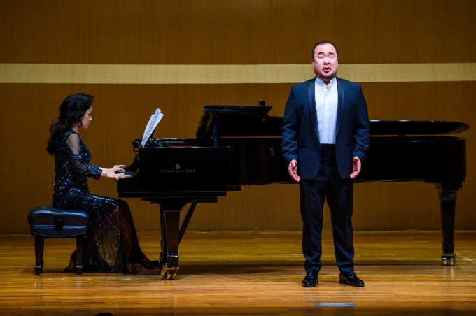 바리톤 한명원이 장은혜의 피아노 반주에 맞춰 '마중'을 부르고 있다. [사진제공=김문기의 포토랜드]