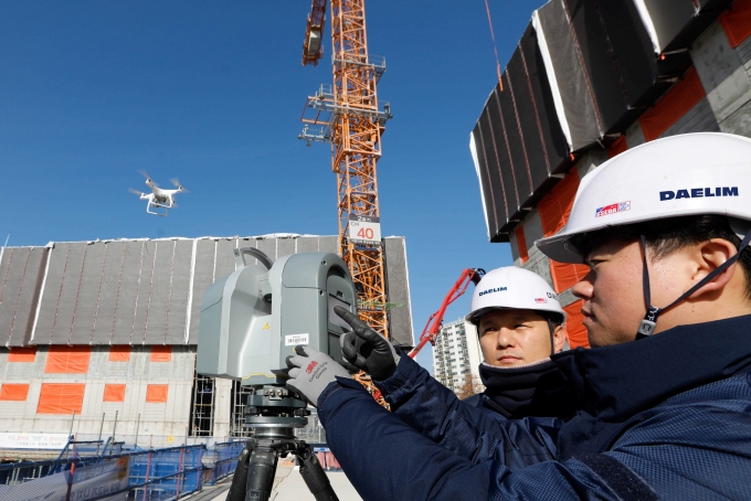 김포에서 건설중인 e편한세상 김포 로얄하임 현장에서 대림산업 직원들이 3D 스캐너와 드론을 활용해 BIM 설계에 필요한 측량자료를 촬영하고 있다.  [사진=대림산업]