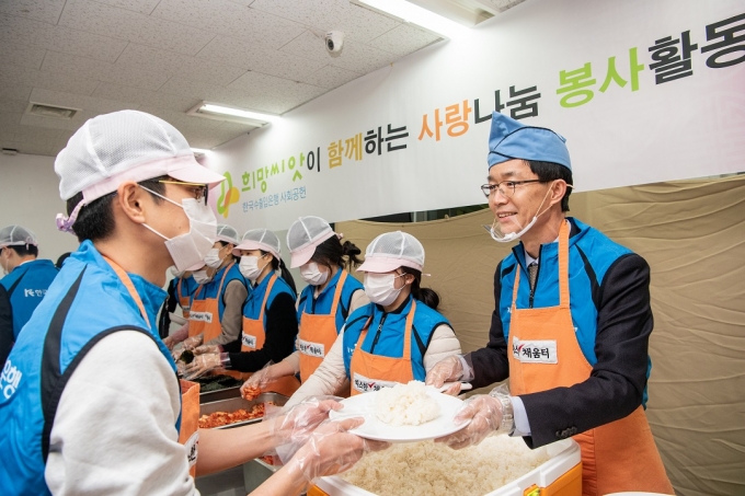 방문규(오른쪽 첫번째) 수출입은행장이 설명절을 앞두고 21일 오후 서울역 인근 무료급식소 '따스한 채움터'에서 배식 봉사활동을 하고 있다. [사진=수출입은행]