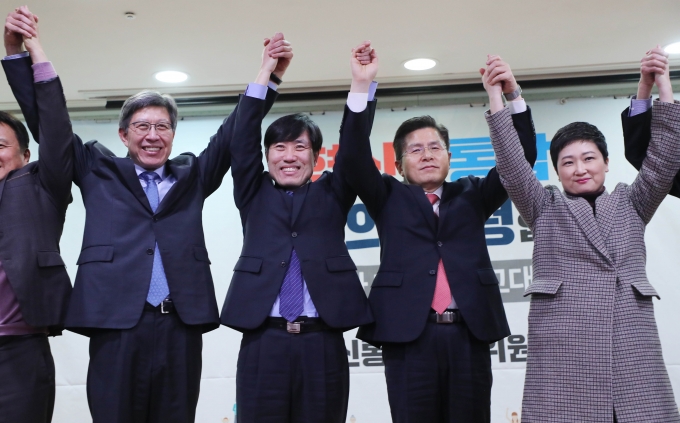 (왼쪽부터)박형준 혁신통합추진위원장, 하태경 새로운보수당·황교안 자유한국당·이언주 '미래를 향한 전진 4.0' 대표  [뉴시스]