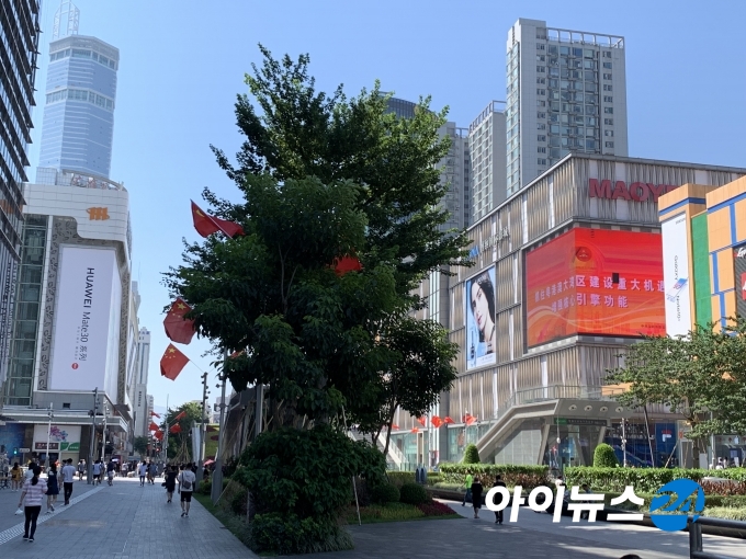 화웨이의 메이트30 대형 광고판이 걸린 중국의 거리. [사진=아이뉴스DB]