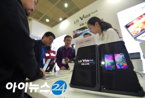 LG전자 듀얼스크린 5G 스마트폰 'V50S 씽큐'. LG전자는 듀얼스크린을 계승한 V60 씽큐 출시를 준비 중이다. 