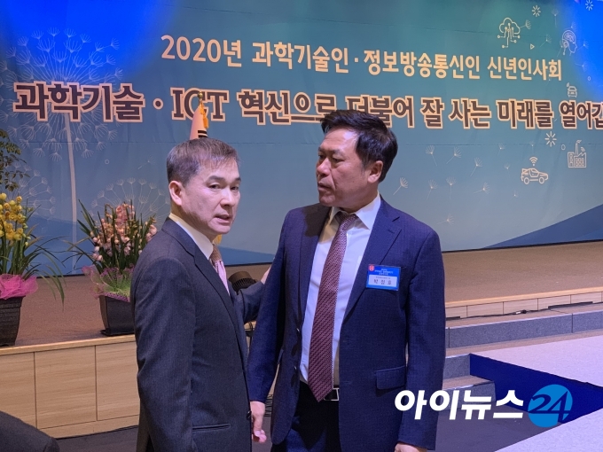 하현회 LG유플러스 부회장(좌)과 박정호 SK텔레콤 사장