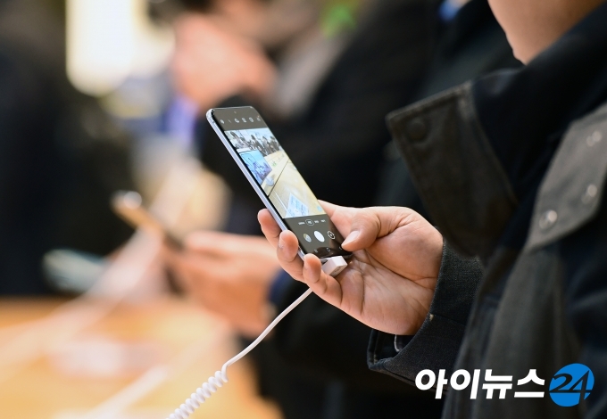 한 시민이 서울 서초구 삼성전자 딜라이트 전시관에서 갤럭시S20 스마트폰을 사용해보고 있다.  [사진=정소희 기자]