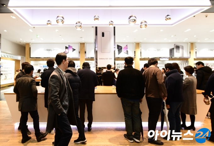 시민들이 지난 12일 서울 서초구 삼성전자딜라이트 전시관에 비치된 갤럭시S20 시리즈를 구경하고 있다. [사진=정소희 기자]
