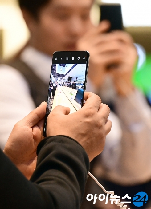 한 시민이 삼성전자 딜라이트 전시관에서 갤럭시S20을 만져보고 있다. [사진=정소희 기자]