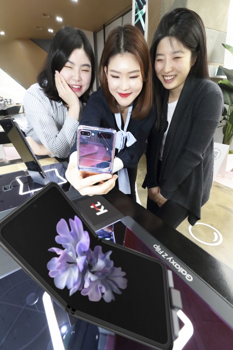 삼성전자의 새 폴더블 스마트폰 'Z플립'이 국내에 이어 해외에서도 '완판(완전 판매)' 행진을 이어가고 있다.(사진=KT)