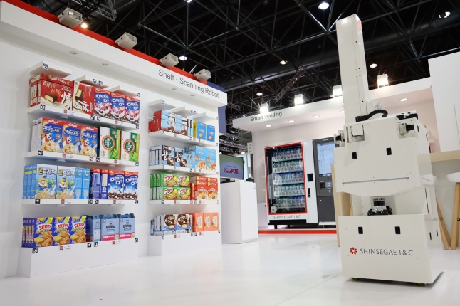 신세계아이앤씨가 유럽 최대 유통산업 전시회 '유로숍 2020'에서 매대스캔 로봇을 포함한 리테일 테크를 선보인다. [사진=신세계아이앤씨]