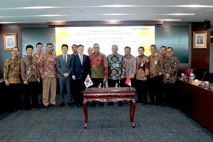 SK건설은 지난 12일 인도네시아 최대 국영 건설회사인 위카사(社)와 친환경 아스팔트 사업을 위한 기술서비스 협약(TSA)과 양해각서(MOU)를 체결했다고 20일 밝혔다. [사진=SK건설]