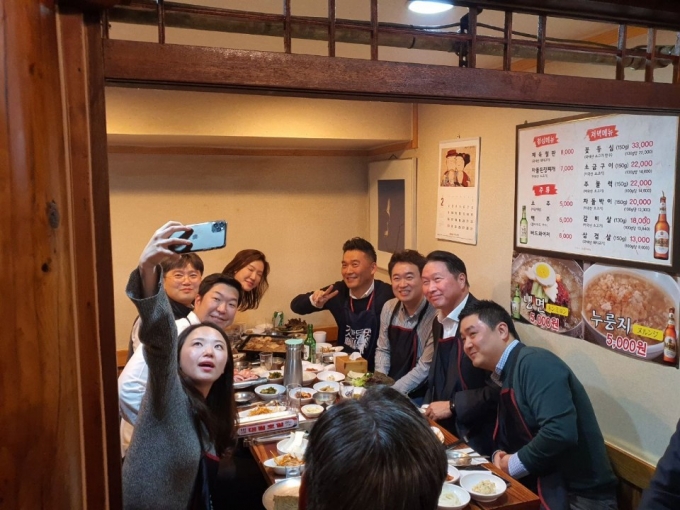 최태원 SK회장은 코로나19로 어려움을 겪는 음식점 점주들을 위해 서울 종로구 본사 인근 식당 7곳을 돌며 그룹 구성원들과 저녁 자리를 가졌다. 