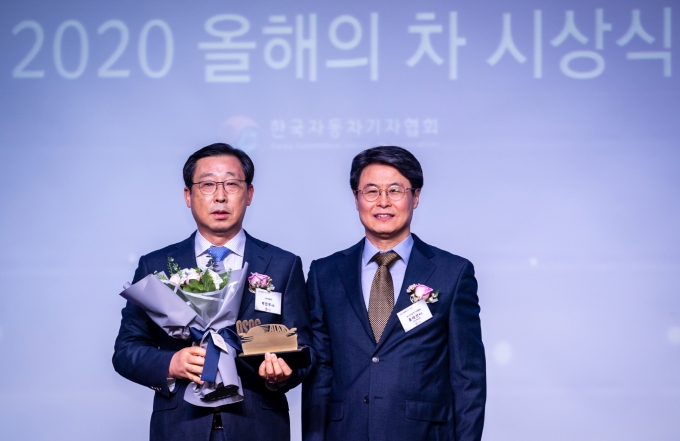 박한우 기아차 사장은 오는 10월 기아차의 엠블럼 교체 등 새로운 브랜드 혁신에 나선다고 밝혔다. 사진 왼쪽부터 기아자동차 박한우 사장, 한국자동차기자협회 홍대선 회장.
